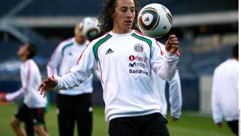Andrés Guardado podría regresar al cuadro titular del Valencia para su juego contra el Levante.