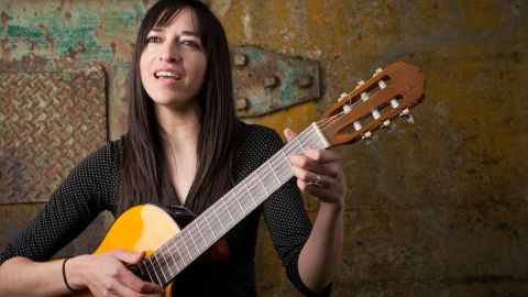 Diana Gameros necesita el apoyo de la comunidad para grabar su primer disco.