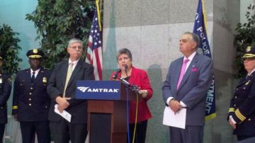 Janet Napolitano,  secretaria del DHS, y otros funcionarios dieron a conocer ayer una alianza para combatir el crimen.