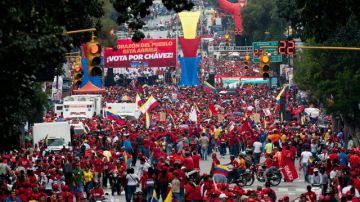 Seguidores del presidente, Hugo Chávez, participan en un acto de su campaña electoral en la ciudad de Caracas, previo a los comicios del próximo domingo.