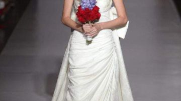 Un modelo de Pilar Sáinz de alta costura para novias en la Semana de la Moda de Panamá.