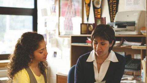 Más estudiantes latinos realizan el SAT, pero requieren más preparación.