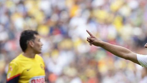 Las Chivas se impusieron con autoridad al América en el clásico nacional.