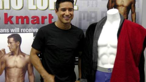 Mario López junto a las piezas de ropa interior que propone.