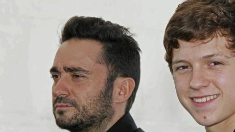 El realizador Juan Antonio Bayona (i) y el actor Tom Holland en la presentación de "Lo Imposible".