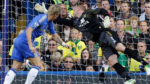 El delantero del Chelsea, Fernando Torres, remata para vencer al arquero del Nowich en el juego de ayer.