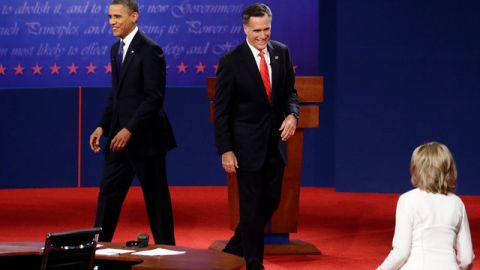 Mitt Romney va a su esposa, Ann, tras el debate que sostuvo el miércoles con Barack Obama.