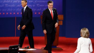 Mitt Romney va a su esposa, Ann, tras el debate que sostuvo el miércoles con Barack Obama.