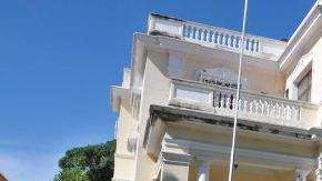 Un grupo de venezolanos hace fila para votar en el consulado de su país en La Habana.