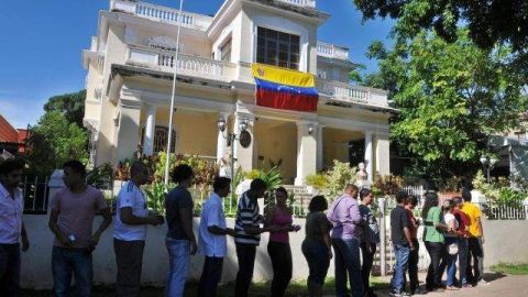 Un grupo de venezolanos hace fila para votar en el consulado de su país en La Habana.