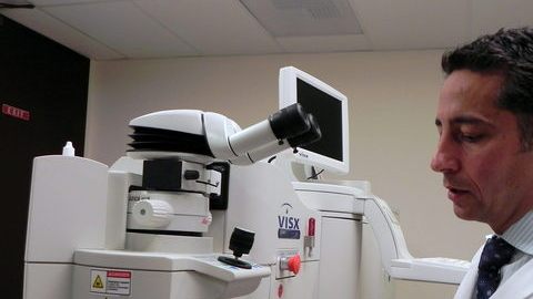 El doctor Carlos Martínez usa los equipos láser para ojos más avanzados del país.