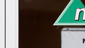 Un anuncio de 'No solicitar' cuelga de la puerta de una farmacia que distribuyó un esteroide ligado a un brote de meningitis.