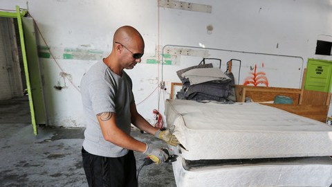 Steven Perez es propietario de una empresa que se dedica a reciclar colchones viejos en Los Angeles.
