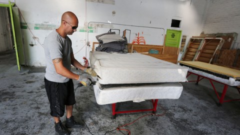 Steven Perez es propietario de una empresa que se dedica a reciclar colchones viejos en Los Angeles.