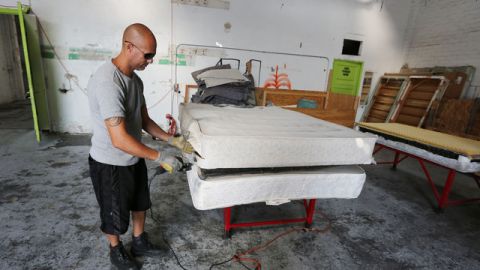 Steven Perez es propietario de una empresa que se dedica a reciclar colchones viejos en Los Angeles.