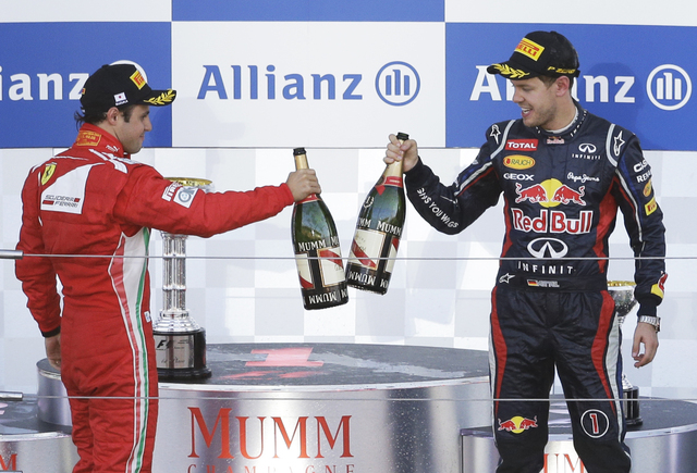 El alemán Sebastian Vettel (der.), ganador del GP de Japón,  brinda con   el  brasileño  Felipe Massa, segundo en la prueba.