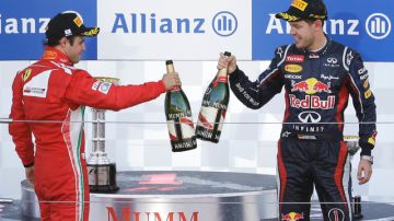 El alemán Sebastian Vettel (der.), ganador del GP de Japón,  brinda con   el  brasileño  Felipe Massa, segundo en la prueba.