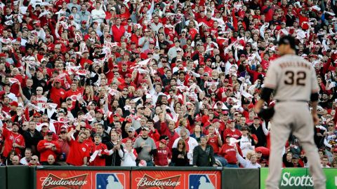 San Francisco vence a Cincinnati y fuerza a un cuarto partido.