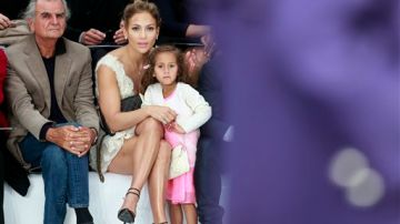 Emme disfrutando junto a su famosa madre Jennifer López del desfile de Chanel París. Nótese el bolso blanco que le prestaron.