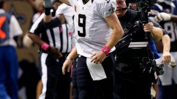 El mariscal de campo de los Saints, Drew Brees (9), saluda al público tras romper el record de lanzar al menos un touchdown en 48 juegos consecutivos.