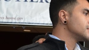 José Quintero y el representante federal Luis Gutiérrez, en la secundaria Roberto Clemente, en Chicago, el sábado pasado.