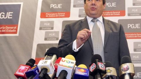 La madrugada de ayer, casi a la 1 de la mañana, se presentó un comando de hombres armados, encapuchados, que sometieron al personal y se llevaron los dos cuerpos de la funeraria.