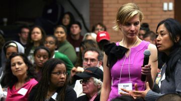 La acción afirmativa da un trato preferencial a un grupo que históricamente haya sufrido discriminación, generalmente a las minorías. En la foto, estudiantes universitarios participan en un evento en USC en Los Ángeles, el 26 de abril de 2012.