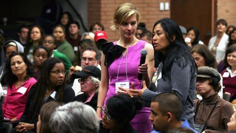 La acción afirmativa da un trato preferencial a un grupo que históricamente haya sufrido discriminación, generalmente a las minorías. En la foto, estudiantes universitarios participan en un evento en USC en Los Ángeles, el 26 de abril de 2012.