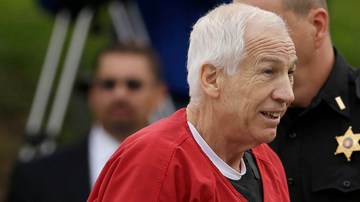 El exasistente del equipo de fútbol americano de Penn State, Jerry Sandusky, a su arribo ayer a corte.