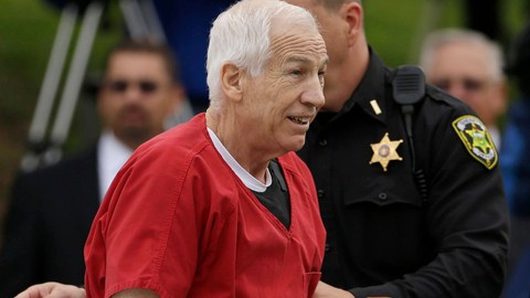 El exasistente del equipo de fútbol americano de Penn State, Jerry Sandusky, a su arribo ayer a corte.