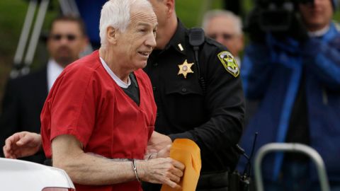 El exasistente del equipo de fútbol americano de Penn State, Jerry Sandusky, a su arribo ayer a corte.