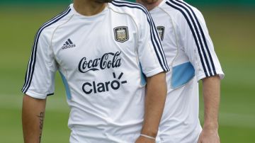 Sergio Agüero y Leonel Messi (atrás), pilares del combinado argentino.
