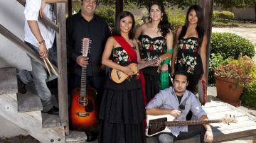 Los Cenzontles son un conjunto de música folclórica, que canta corridos, rancheras, huapangos y más en inglés y en español.