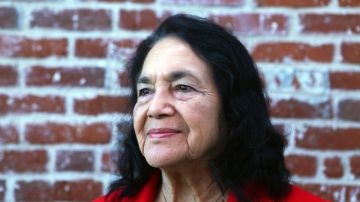 Dolores Huerta, famosa activista de derechos civiles y laborales, fue honrada con la Medalla Presidencial de la Libertad.