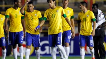 El juvenil astro Neymar (centro) comandará la delantera del seleccionado brasileño en noviembre ante Colombia en el estadio Met Life.
