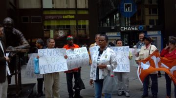 Un grupo de adultos mayores protestó ayer por la propuesta del  republicano, Mitt  Romney, de recortar el  Medicare y abolición del llamado Obamacare.