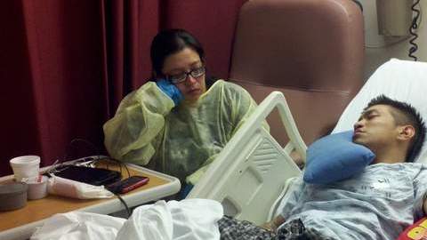 Luz Marina Ramírez, madre de Víctor, no se despega de la cama donde está postrado su hijo, en espera de un milagro.