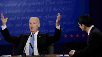 Los candidatos a la vicepresidencia de EE.UU. Joe Biden y Paul Ryan, durante su primer y único debate el jueves 11 de octubre de 2012.