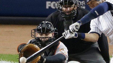Derek Jeter conecta doble para los Yankees durante la sexta entrada que sería la carrera del empate 1-1 frente a los Orioles.