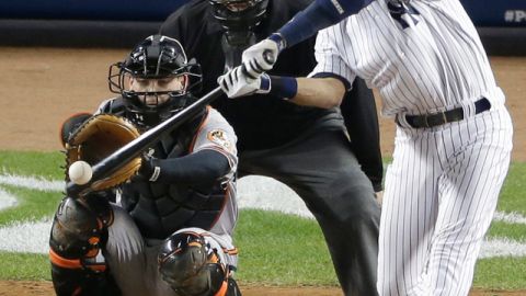 Derek Jeter conecta doble para los Yankees durante la sexta entrada que sería la carrera del empate 1-1 frente a los Orioles.