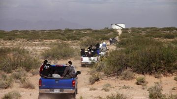 Decenas de policías de la Fiscalía del estado de Chihuahua y organizaciones civiles recorren los campos desérticos de Ciudad Juárez en busca de cadáveres.