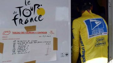 Lance Armstrong ingresa al área de control antidopaje del Tour de Francia en esta foto de archivo tomada  el 13 de julio de 2003.