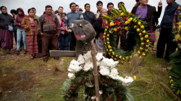 Activistas de derechos humanos asisten a una ceremonia en honor a Félix Sapon Yax en el lugar donde fue asesinado en compañía de siete personas más.