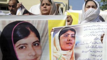 Malala Yousafzai, cuya imagen aparece en los afiches, fue atacada el martes por denunciar actos de violencia cometidos por los talibanes.