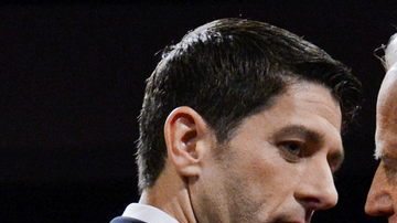 Paul Ryan (i), y Joe Biden se miran durante el debate celebrado el jueves en la universidad Centre College de Danville, Kentucky.