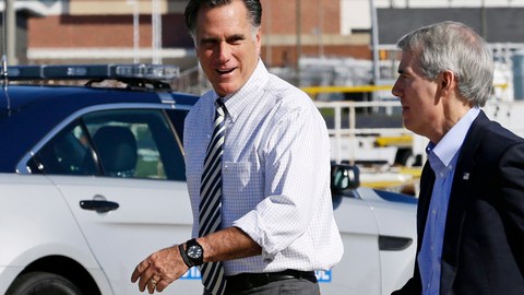 El republicano Mitt Romney (i), caminaba ayer junto al senador Rob Portman, del estado de Ohio, luego de su arribo  a Richmond, Virginia.