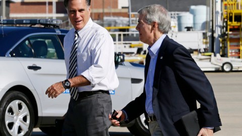 El republicano Mitt Romney (i), caminaba ayer junto al senador Rob Portman, del estado de Ohio, luego de su arribo a Richmond, Virginia.
