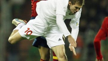 El jugador de España Sergio Ramos (atrás) disputa el balón con Aleksandr Hleb de Bielorrusia  durante el partido por las eliminatorias a Brasil 2014 en Minsk.