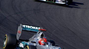 El piloto alemán de Fórmula Uno Michael Schumacher, supera a su compatriota Hulkenberg.