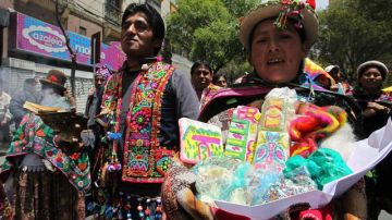 Indígenas bolivianos participan  ayer en un acto del Gobierno que celebró el 'Día de la Descolonización' con fuertes críticas a la religión católica.